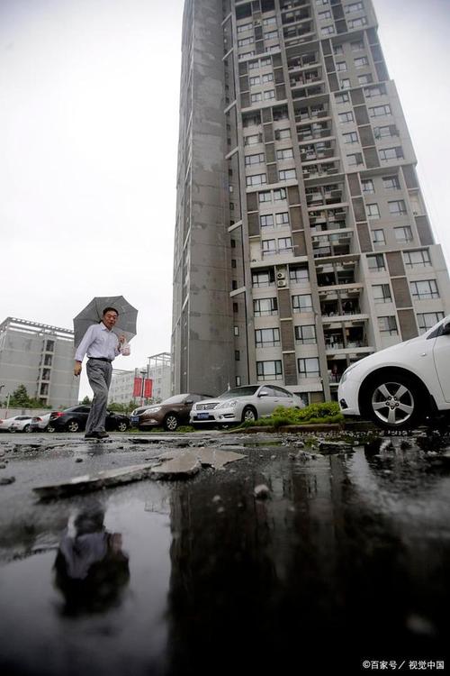 2025新澳门精准正版图库和天降花盆砸路人脚边与花盆坠落将人砸死